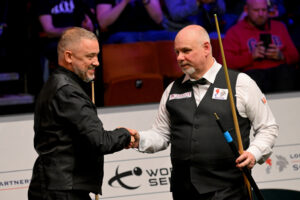 Stephen Hendry and Darren Morgan shake hands at the 2023 World Seniors Snooker Championship.