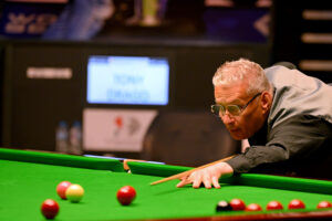 Tony Drago playing at the 2023 World Seniors Snooker Championship.