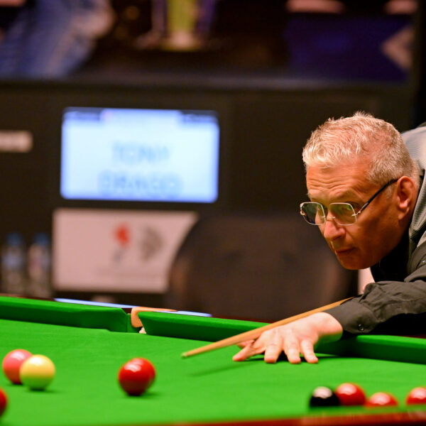 Tony Drago playing at the 2023 World Seniors Snooker Championship.